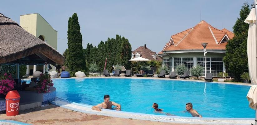 Mediterran Apartman With Pool Шіофок Екстер'єр фото