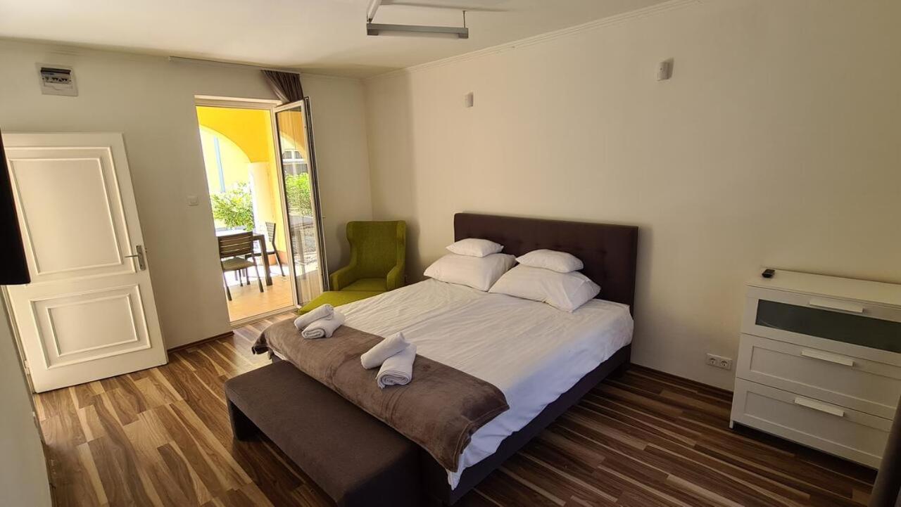 Mediterran Apartman With Pool Шіофок Екстер'єр фото