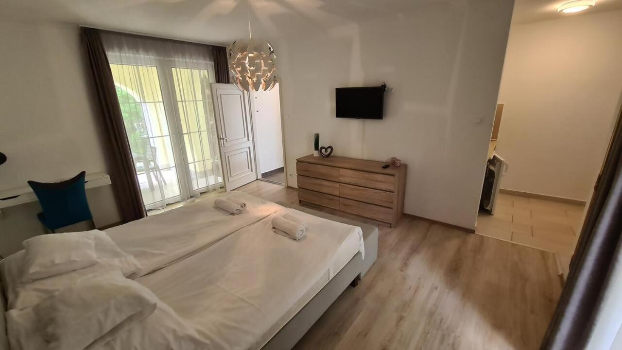 Mediterran Apartman With Pool Шіофок Екстер'єр фото